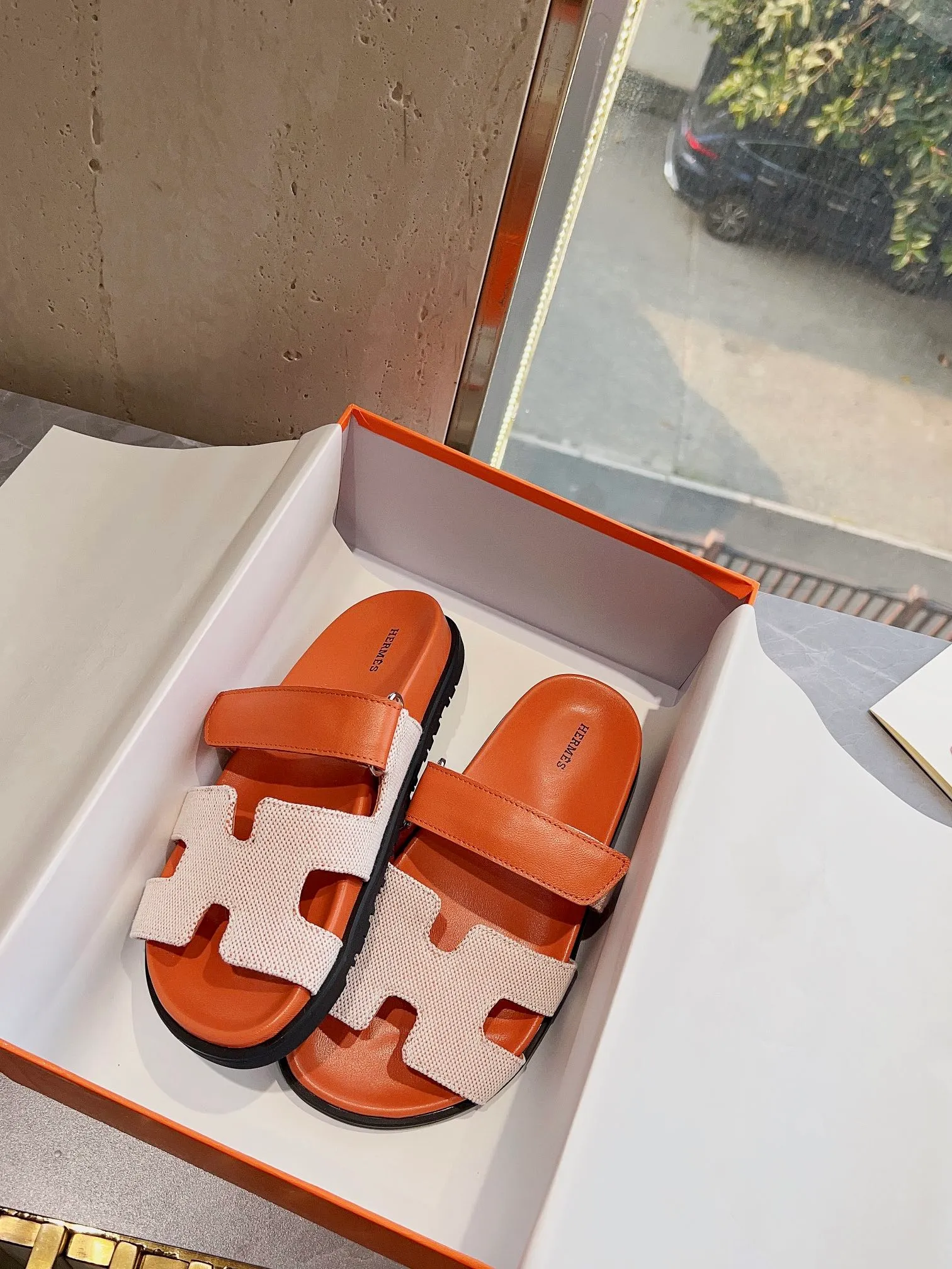 👟👟Ex-factory price 440👟👟 Men's size +10 H family 2024 spring and summer new style HERMES Hermes' recently popular couple's shoes, pig nose angle sandals and slippers, paired with various colorful socks, extremely trendy. Upper lining: imported original material. Outsole: non-slip and wear-resistant outsole. Size: Female 35-42 (40/42 non-returnable and non-exchangeable) Men’s size: 39-45 (45 is non-refundable and non-exchangeable)